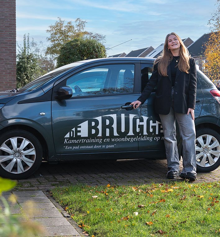 De-Bruggen medewerker met auto